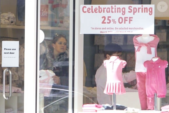 Exclusif - La princesse Madeleine de Suède fait du shopping dans une boutique de vêtements pour bébés pour sa fille Leonore, à New York, le 29 mars 2014.