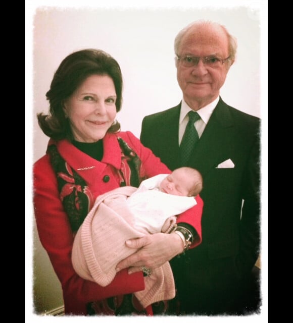 La reine Silvia et le roi Carl XVI Gustaf de Suède avec leur petite-fille Leonore après sa naissance, à New York, en février 2014