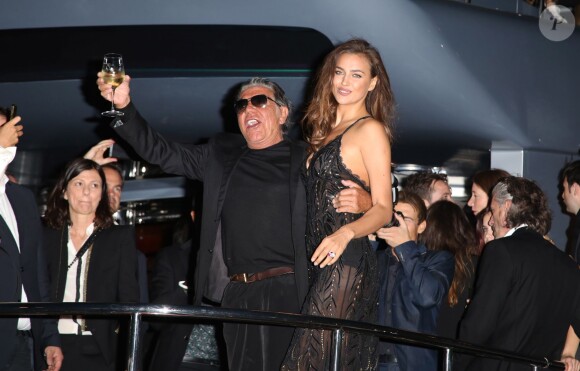 Roberto Cavalli et Irina Shayk assistent à la soirée organisée par le créateur italien, sur le yacht Sirocco Douglas. Cannes, le 21 mai 2014.