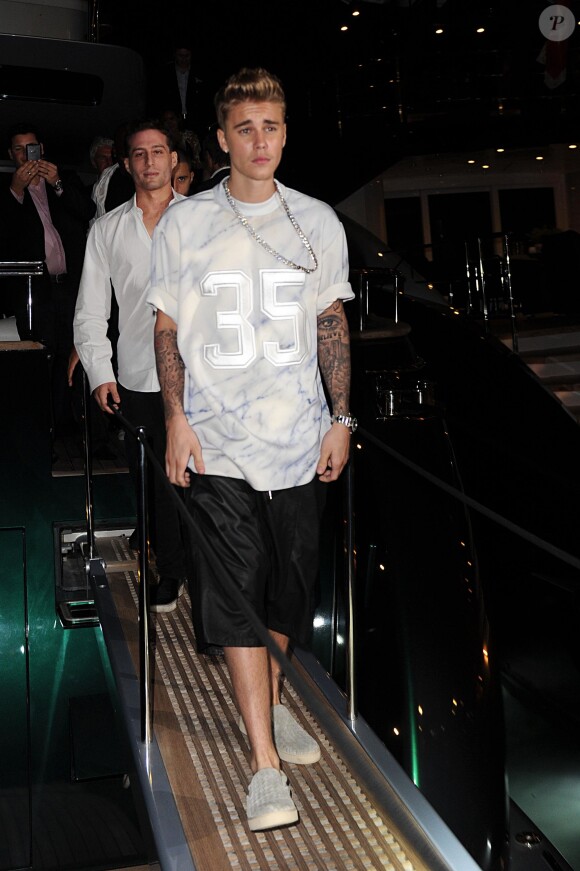 Justin Bieber assiste à la soirée organisée par Roberto Cavalli, sur le yacht Sirocco Douglas. Cannes, le 21 mai 2014.