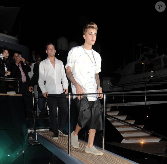 Justin Bieber assiste à la soirée organisée par Roberto Cavalli, sur le yacht Sirocco Douglas. Cannes, le 21 mai 2014.