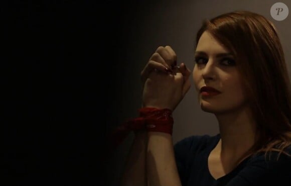 Élodie Frégé dans le clip de Dès Que Le Vent Soufflera, tiré de l'album La Bande à Renaud, dans les bacs le 9 jun.