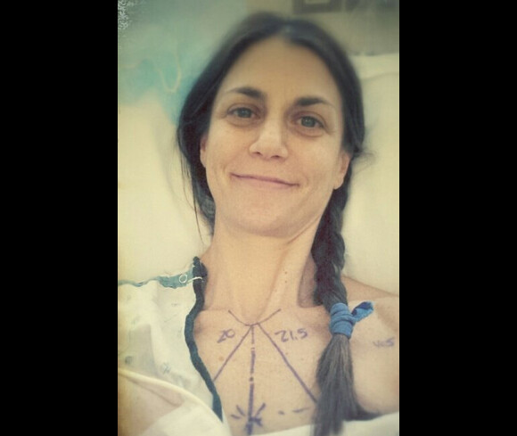 Samantha Harris a posté une photo d'elle quelques minutes avant de rentrer dans le bloc opératoire pour une double mastectomie, le 20 mai 2014.