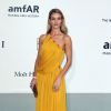 Rosie Huntington-Whiteley, habillée d'une robe jaune Emilio Pucci, assiste au 21e gala de l'amfAR - Cinema Against AIDS à l'Eden Roc. Cap d'Antibes, le 22 mai 2014.