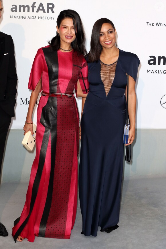 Goga Ashkenazi (présidente et directrice artistique de Vionnet) et l'actrice Rosario Dawson, habillée d'une robe Vionnet, assistent au 21e gala de l'amfAR - Cinema Against AIDS à l'Eden Roc. Cap d'Antibes, le 22 mai 2014.
