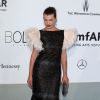 Milla Jovovich, habillée d'une robe haute couture Chanel (collection automne-hiver 2012), assiste au 21e gala de l'amfAR - Cinema Against AIDS à l'Eden Roc. Cap d'Antibes, le 22 mai 2014.