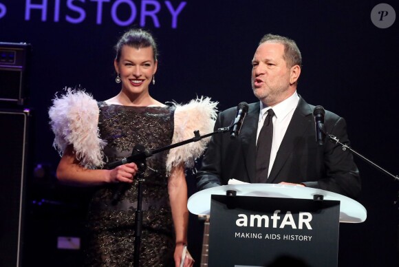 Milla Jovovich et Harvey Weinstein lors de la vente aux enchères du 21e gala de l'amfAR - Cinema Against AIDS à l'Eden Roc. Cap d'Antibes, le 22 mai 2014.