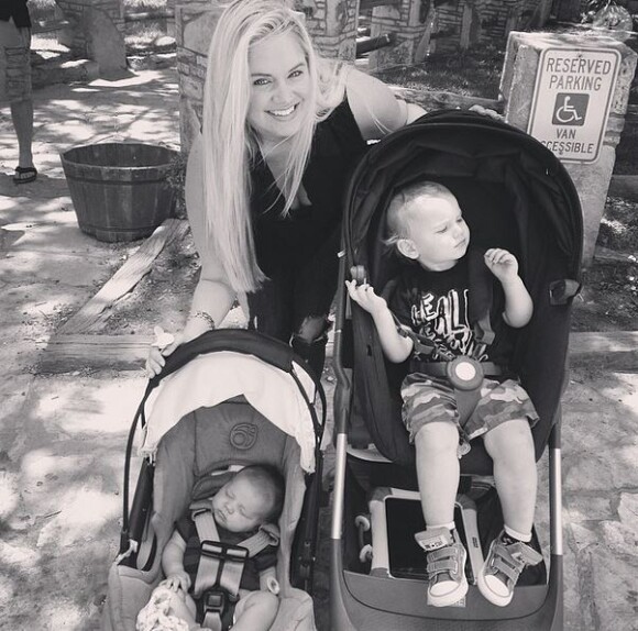 Tiffany Thornton pose avec ses fils Kenneth James Carney (21 mois) et Bentley Cash Carney (3 mois), le 11 mai 2014.