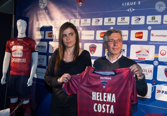 Helena Costa, lors de sa présentation officielle en tant qu'entraîneur à la tête du Clermont Foot, au côté de son président Claude Michy, le 22 mai 2014 à Clermont-Ferrand