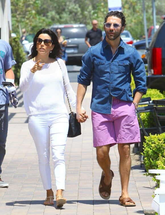 L'actrice Eva Longoria et son petit ami Jose Antonio Baston font du shopping à Malibu, le 23 mai 2014.