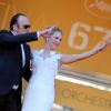 Quentin Tarantino gominé et Uma Thurman habillée par Marchesa - Montée des marches du film "Pour une poignée de dollars" pour la cérémonie de clôture du 67e Festival du film de Cannes le 24 mai 2014