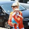 Gwen Stefani et son fils Apollo, assoupi dans les bras de sa mère, se rendent à une fête entre amis à Los Angeles. Le 25 mai 2014.