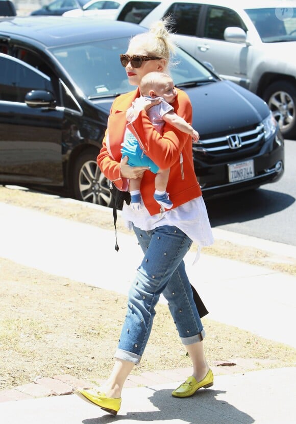 Gwen Stefani et son fils Apollo, assoupi dans les bras de sa mère, se rendent à une fête entre amis à Los Angeles. Le 25 mai 2014.