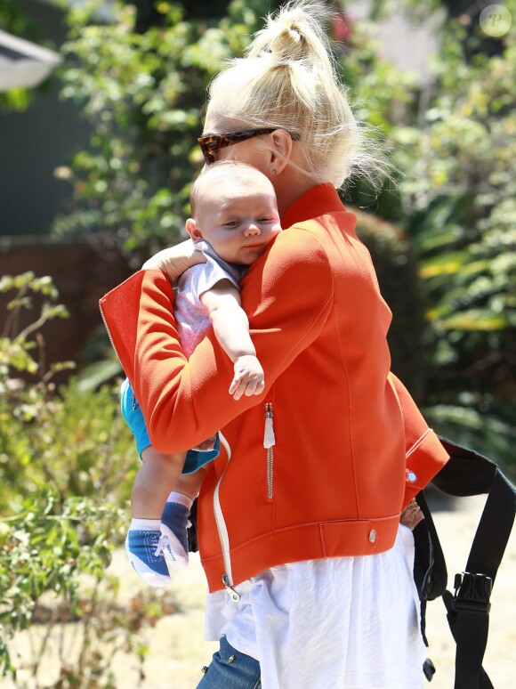 Gwen Stefani et son fils Apollo se rendent chez des amis à Los Angeles. Le 25 mai 2014.