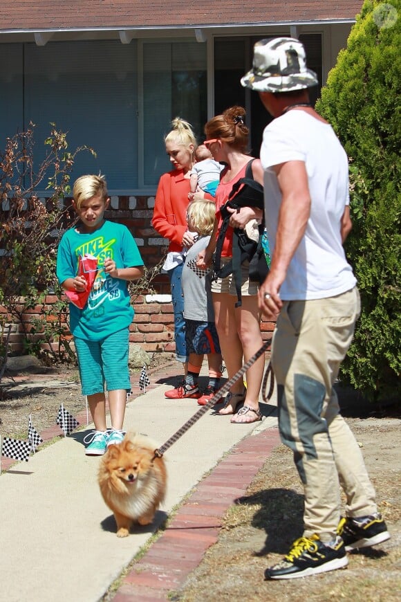 Gwen Stefani, son mari Gavin Rossdale, leurs trois garçons Kingston, Zuma et Apollo et le chien de la famille quittent la maison d'amis à Los Angeles. Le 25 mai 2014.