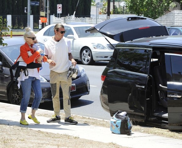 Gwen Stefani, Gavin Rossdale et leur fils Apollo arrivent chez des amis. Los Angeles, le 25 mai 2014.