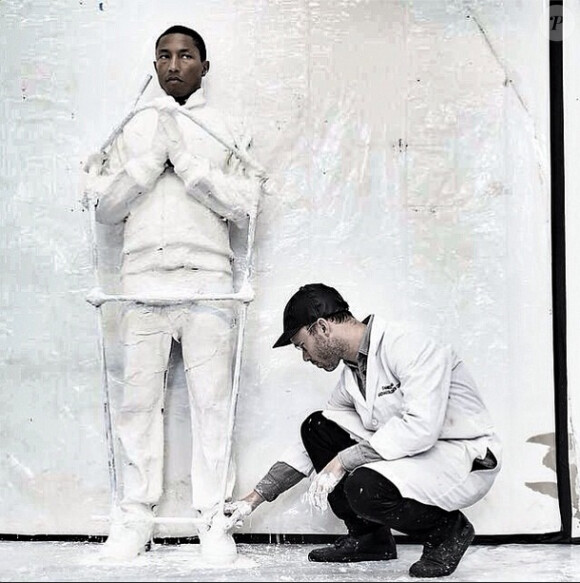 Pharrell Williams et Daniel Arsham dans les coulisses de la réalisation de leur oeuvre pour G I R L, dans la Salle de Bal de la Galerie Perrotin, Paris 3e.
