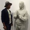 Pharrell Williams rencontre son double, réalisé par Daniel Arsham, pour l'exposition G I R L à la Galerie Perrotin. Paris, le 26 mai 2014.