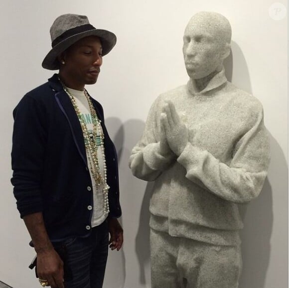 Pharrell Williams rencontre son double, réalisé par Daniel Arsham, pour l'exposition G I R L à la Galerie Perrotin. Paris, le 26 mai 2014.