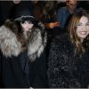 Isabelle Adjani et Izïa Higelin au défilé Etam à Paris le 26 février 2013.