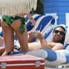 La chanteuse Eliza Doolittle et un ami profitent d'une journée ensoleillée sur une plage de Miami, le 27 mai 2014.