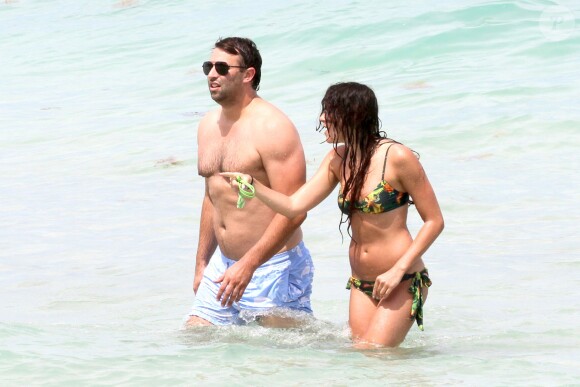 Eliza Doolittle et un ami profitent d'une journée ensoleillée sur une plage de Miami, le 27 mai 2014.