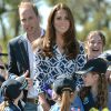 Kate Middleton lors de sa visite avec le prince William dans la région de Winmalee, dans les Montagnes bleues, en Australie, le 17 avril 2014. Ce jour-là, sa robe Diane von Fürstenberg n'a pas pu résister aux rafales de vent provoquées par l'hélicoptère, et une habitante a pu photographier les fesses de la duchesse...
