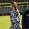 Kate Middleton au cours de sa visite avec le prince William dans la région de Winmalee, dans les Montagnes bleues, en Australie, le 17 avril 2014. Ce jour-là, sa robe Diane von Fürstenberg n'a pas pu résister aux rafales de vent provoquées par l'hélicoptère, et une habitante a pu photographier les fesses de la duchesse...