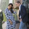 Kate Middleton lors de sa visite avec le prince William dans la région de Winmalee, dans les Montagnes bleues, en Australie, le 17 avril 2014. Ce jour-là, sa robe Diane von Fürstenberg n'a pas pu résister aux rafales de vent provoquées par l'hélicoptère, et une habitante a pu photographier les fesses de la duchesse...