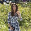 Kate Middleton lors de sa visite avec le prince William dans la région de Winmalee, dans les Montagnes bleues, en Australie, le 17 avril 2014. Ce jour-là, sa robe Diane von Fürstenberg n'a pas pu résister aux rafales de vent provoquées par l'hélicoptère, et une habitante a pu photographier les fesses de la duchesse...