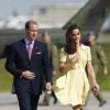 Kate Middleton à l'aéroport de Calgary, au Canada, le 7 juillet 2011. La duchesse de Cambridge avait alors connu un petit incident avec sa robe Jenny Packham, qui s'était soulevée...