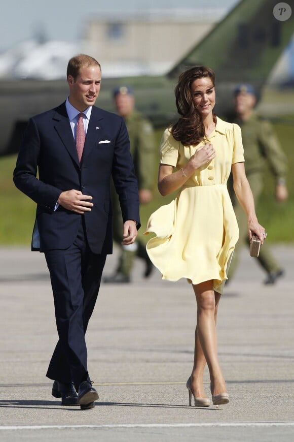 Kate Middleton à l'aéroport de Calgary, au Canada, le 7 juillet 2011. La duchesse de Cambridge avait alors connu un petit incident avec sa robe Jenny Packham, qui s'était soulevée...