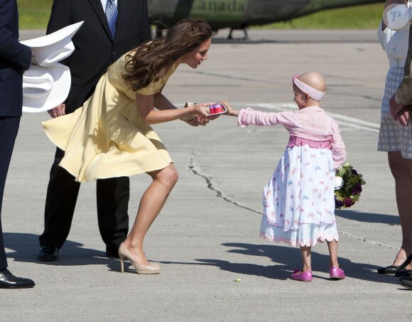 Kate Middleton à Calgary, au Canada, le 7 juillet 2011. La duchesse de Cambridge avait alors connu un petit incident avec sa robe Jenny Packham, qui s'était soulevée...