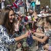 Kate Middleton avec le prince William dans la région de Winmalee, dans les Montagnes bleues, en Australie, le 17 avril 2014. Ce jour-là, sa robe Diane von Fürstenberg n'a pas pu résister aux rafales de vent provoquées par l'hélicoptère, et une habitante a pu photographier les fesses de la duchesse...