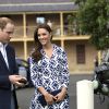 Kate Middleton avec le prince William dans la région de Winmalee, dans les Montagnes bleues, en Australie, le 17 avril 2014. Ce jour-là, sa robe Diane von Fürstenberg n'a pas pu résister aux rafales de vent provoquées par l'hélicoptère, et une habitante a pu photographier les fesses de la duchesse...