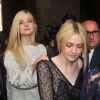 Dakota et Elle Fanning à Paris le 2 octobre 2013 pour le défilé Louis Vuitton lors de la Fashion Week. Les deux jeunes actrices descendraient du roi Edouard III d'Angleterre.
