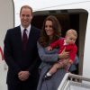 Le prince William, Kate Middleton et le prince George quittant l'Australie le 25 avril 2014 au dernier jour de leur tournée officielle.