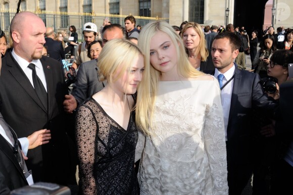 Les soeurs Dakota et Elle Fanning à Paris le 2 octobre 2013 pour le défilé Louis Vuitton lors de la Fashion Week. Les deux jeunes actrices descendraient du roi Edouard III d'Angleterre.