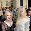 Les soeurs Dakota et Elle Fanning à Paris le 2 octobre 2013 pour le défilé Louis Vuitton lors de la Fashion Week. Les deux jeunes actrices descendraient du roi Edouard III d'Angleterre.