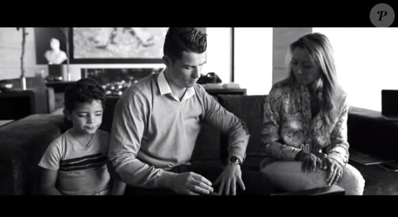 Cristiano Ronaldo choisit ses montres Tag Heuer sous l'oeil de son fils, dans la dernière vidéo publiée par Tag Heuer dont il est l'ambassadeur