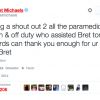 Bret Michaels et son équipe remercient les ambulanciers après sa crise d'hypoglycémie en plein concert le 29 mai 2014. 