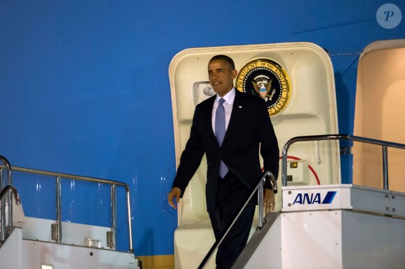Le président américain Barack Obama arrive à Tokyo pour une visite d'Etat, accueilli par Caroline Kennedy, l'ambassadeur des États-Unis au Japon, le 23 avril 2014.