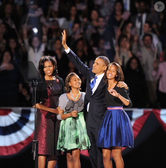 Barack Obama accompagnée de Michelle, Malia et Sasha, à Chicago le 6 novembre 2012.
