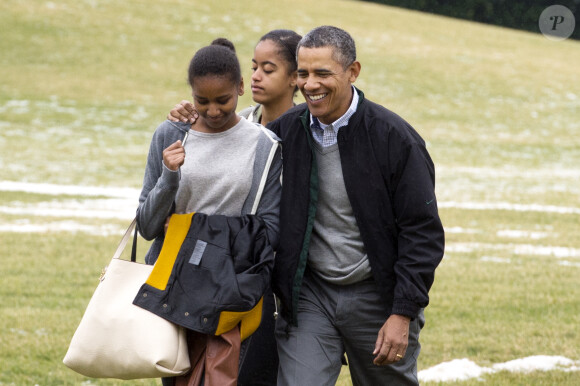 Barack Obama avec ses filles Malia et Sasha à la Maison Blanche à Washington, le 5 janvier 2014.