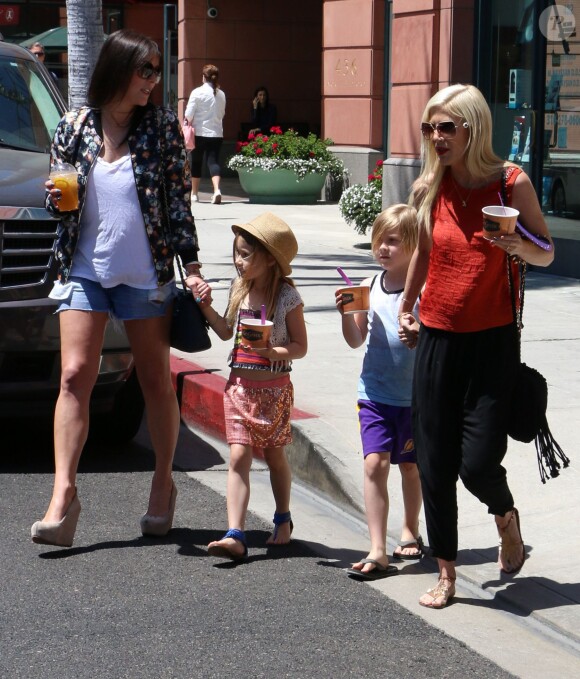 Tori Spelling et ses enfants à Beverly Hills le 30 mai 2014.