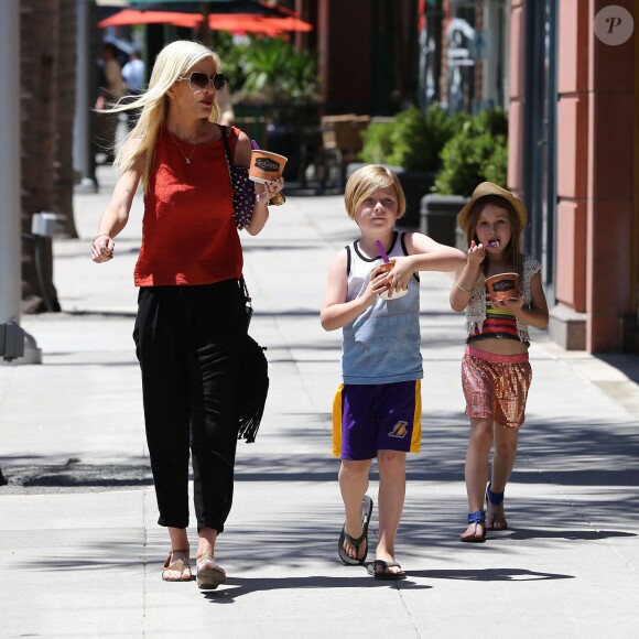 Tori Spelling et ses enfants à Beverly Hills le 30 mai 2014.