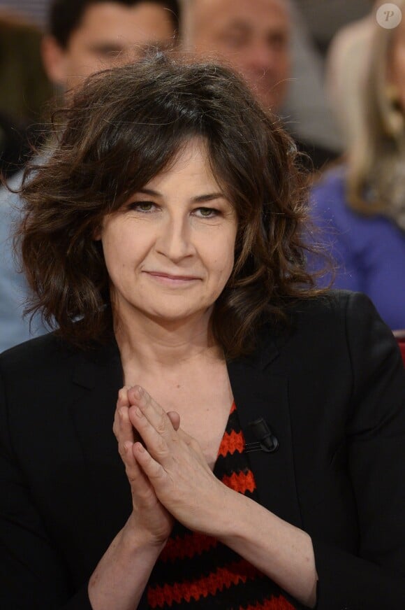 Valérie Lemercier dans l'émission Vivement Dimanche, diffusée le 20 avril 2014, au pavillon Gabriel à Paris, le 16 avril 2014.