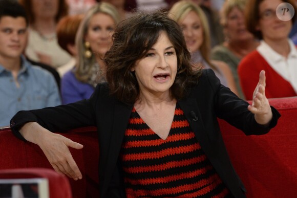 Valérie Lemercier dans l'émission Vivement Dimanche, diffusée le 20 avril 2014, au pavillon Gabriel à Paris, le 16 avril 2014.