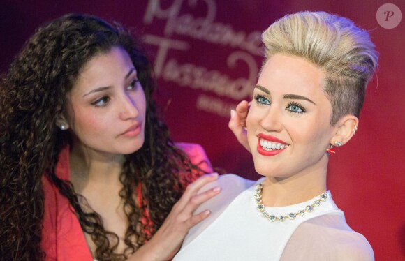 L'actrice allemande Nadine Menz pose avec la statue de cire de Miley Cyrus au musée Madame Tussauds museum à Berlin, le 2 juin 2014.