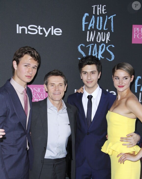 Ansel Elgort, Williem Dafoe, Nat Wolff et Shailene Woodley lors de la première de Nos étoiles contraires (The Fault in Our Stars) au Ziegfeld Theater, New York, le 2 juin 2014.